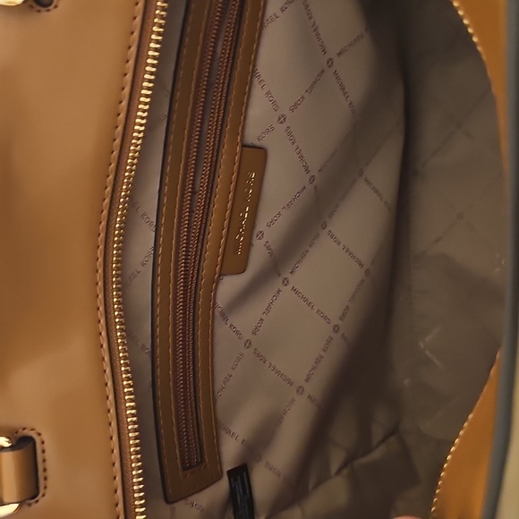 Michael Kors Harrison Large Tote - Picture 6 of 11